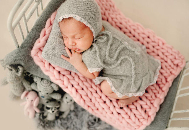 Czy czapka do spania pomaga na wystające uszy u niemowlaka?